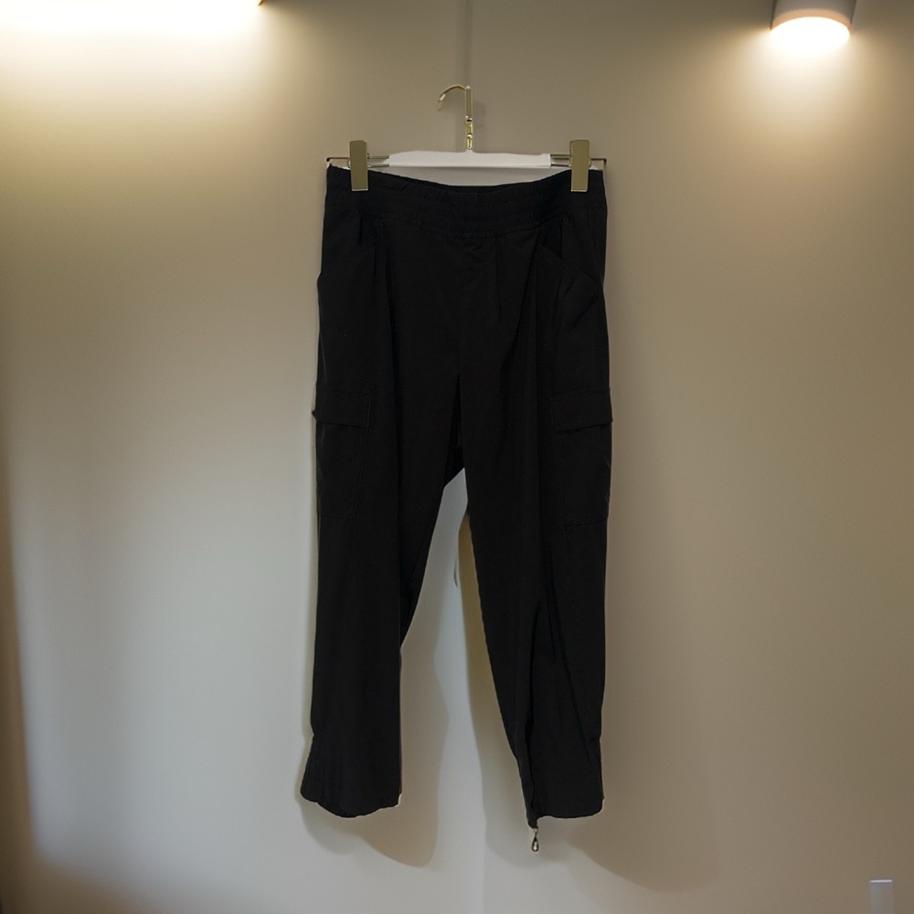 North Face light weight capri with front and back pockets and fitted leg size 8